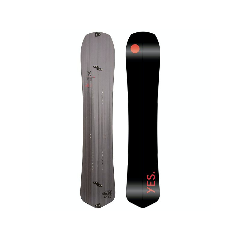 Geteiltes Yes Optisplitistic Splitboard: Eine Hälfte grau mit Befestigungen, die andere schwarz mit rotem Punkt und "YES.".