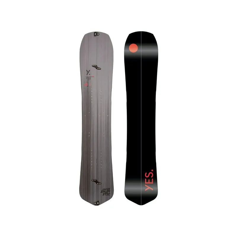 Geteiltes Yes Optisplitistic Splitboard: Eine Hälfte grau mit Befestigungen, die andere schwarz mit rotem Punkt und "YES.".