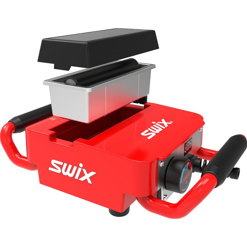 Rote Swix Wachsmaschine mit abnehmbarem Wachsbehälter, schwarzer Rolle und Temperaturanzeige für Skiwachs.