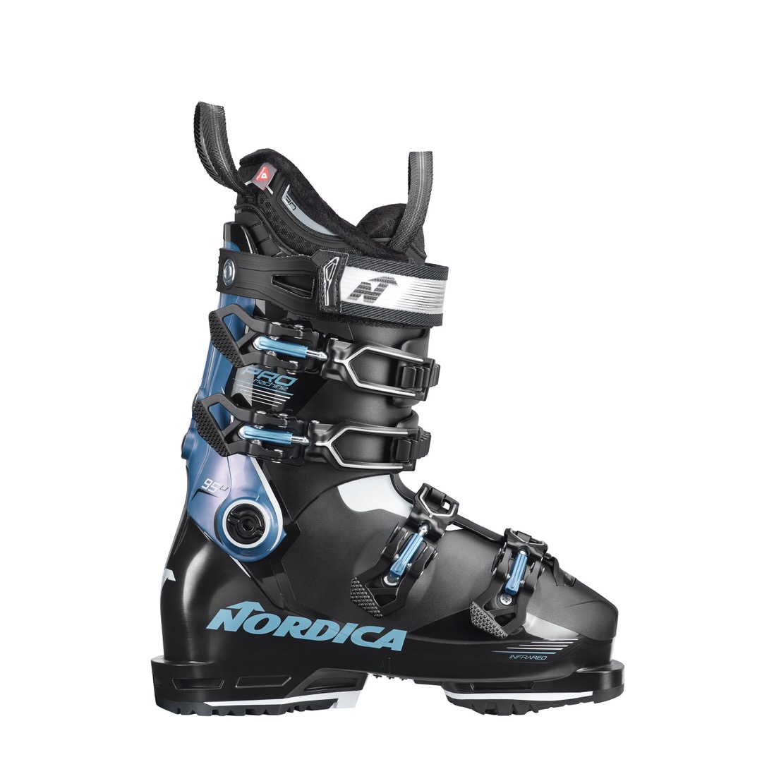 Nordica Promachine 95 W Skischuh, seitliche Ansicht. Schwarz und blau mit Schnallen und Innenschuh Details.