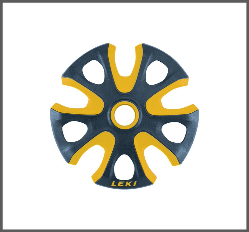 Leki Spitfire Skiteller Nahaufnahme des Tellers eines Leki Spitfire Vario 3D Skistocks. Der Teller ist dunkelgrau mit gelben Akzenten und Aussparungen.