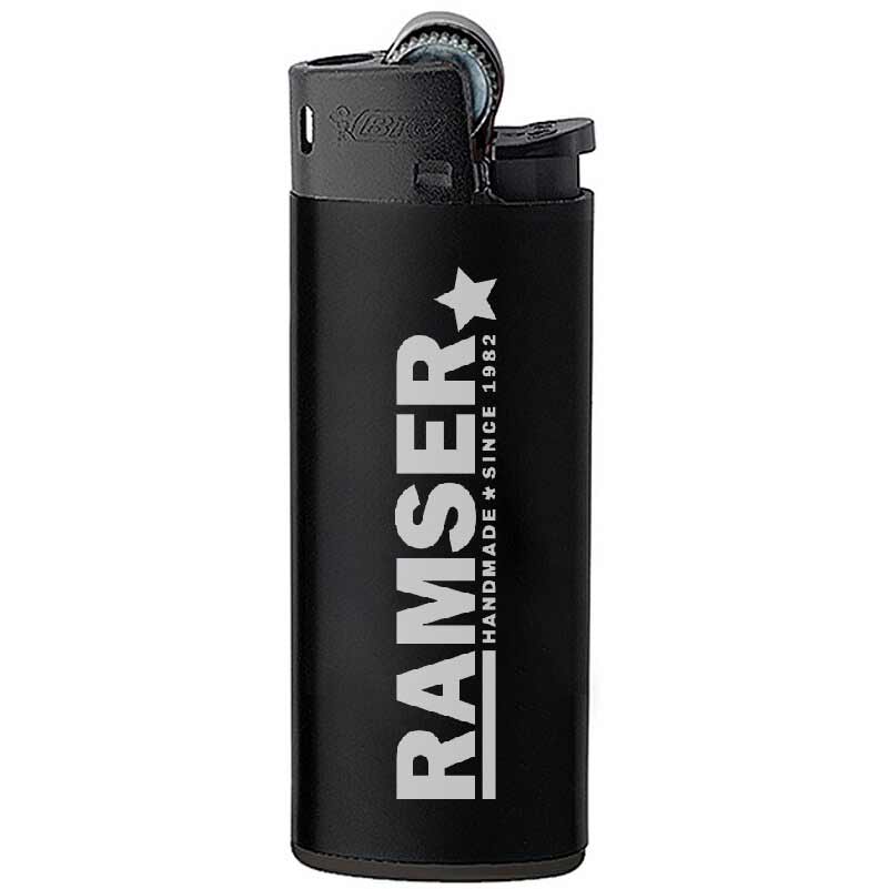 Schwarzes Ramser BIC Feuerzeug mit weißem Ramser-Logo und Stern.