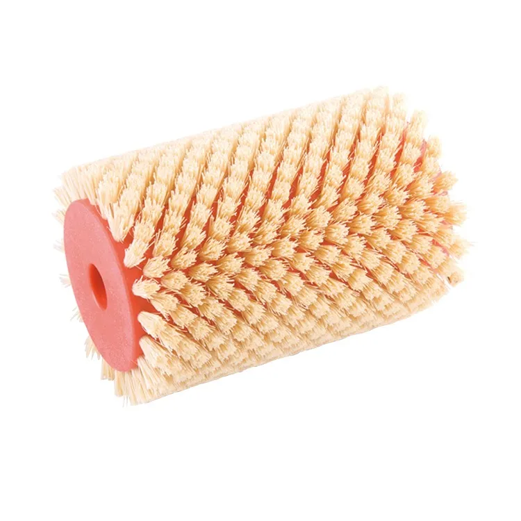 Brosse rotative avec des poils clairs et un support rouge avec un trou.