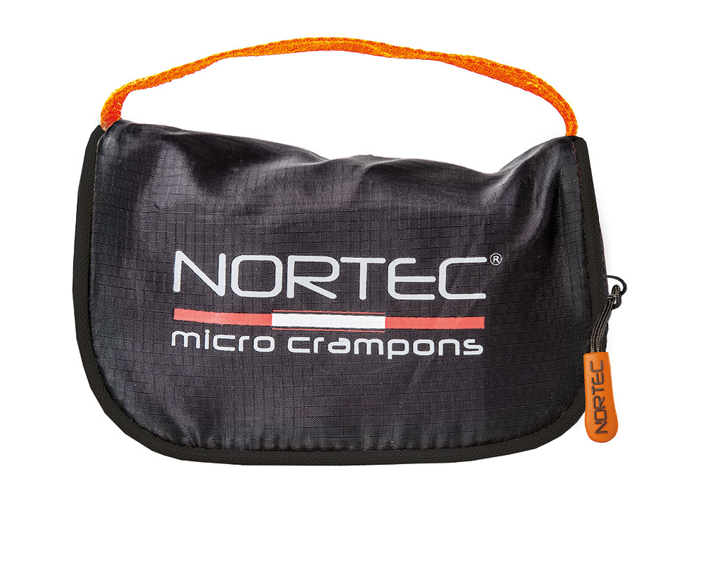 Schwarze Packtasche mit orangefarbenem Tragegriff für Trail 2.4 Mikro-Schuhkrallen, mit "Nortec micro crampons" Aufdruck.