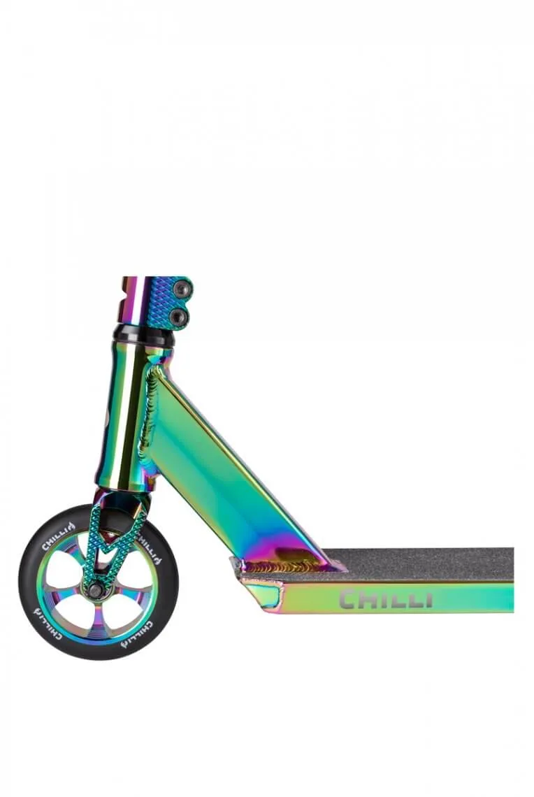 Primo piano del Chilli Pro Scooter Reaper Reloaded V2 in versione neocromatica, con particolare attenzione alla ruota anteriore, alla forcella e al ponte.