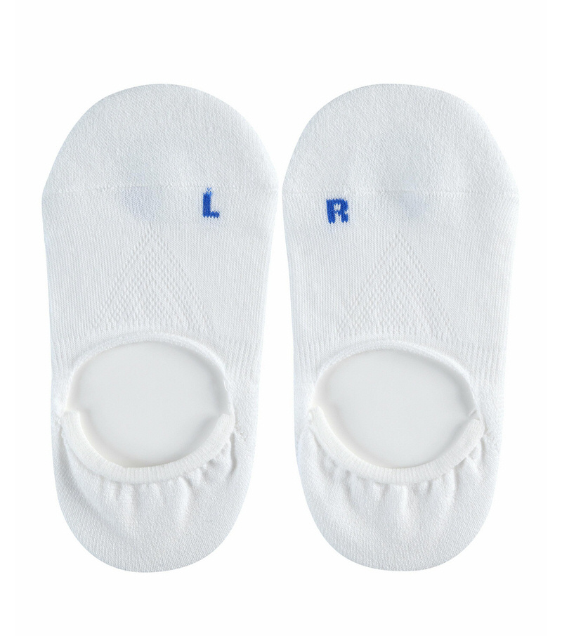 Zwei weiße Kinder Füßlinge, linker Fuß mit blauem "L", rechter Fuß mit blauem "R" markiert.
