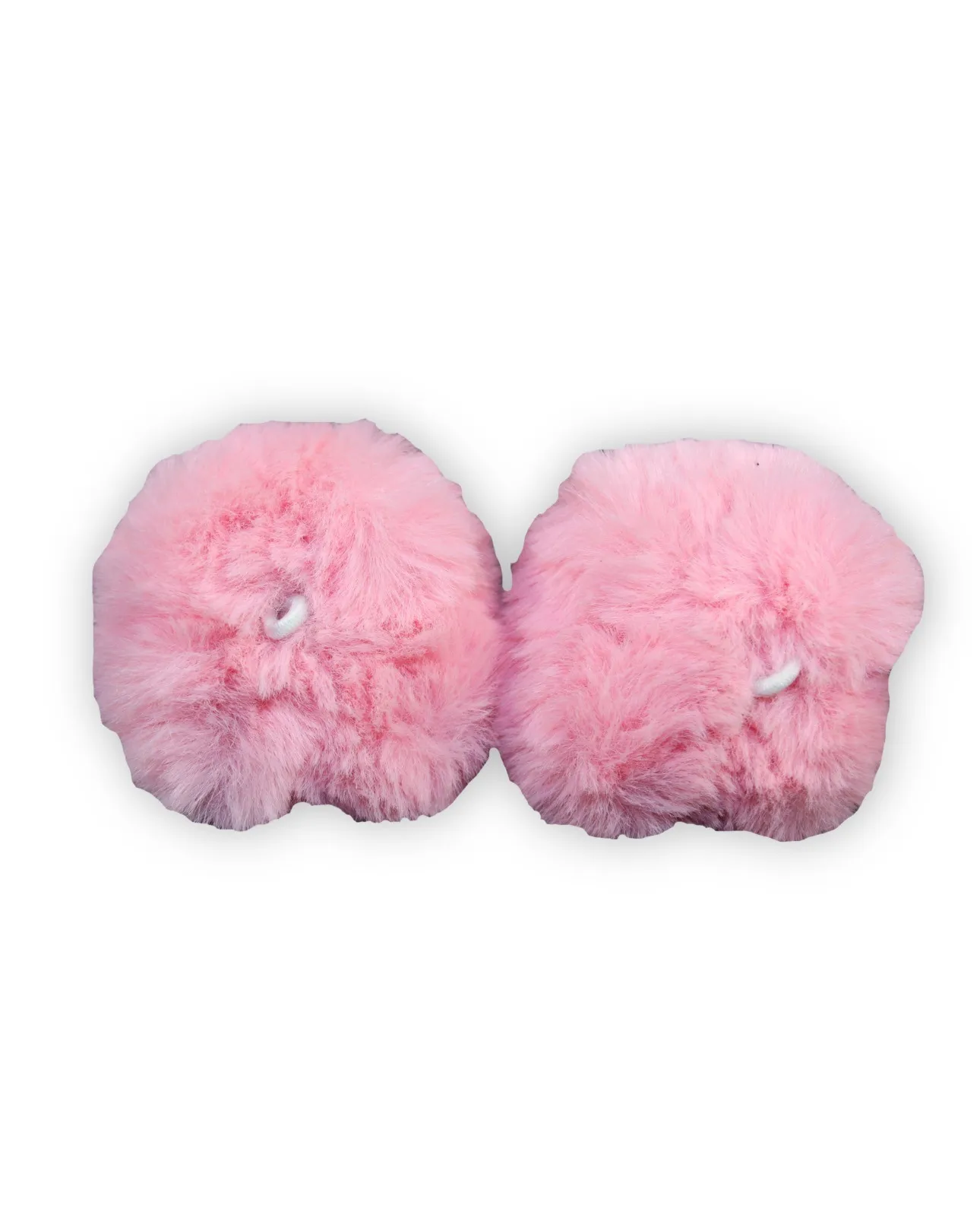 Due pompon morbidi e soffici di colore rosa sono disposti uno accanto all'altro su uno sfondo bianco. Ognuno ha una superficie pelosa con sottili pelucchi e un piccolo passante bianco elastico per il fissaggio. Sembrano leggeri.