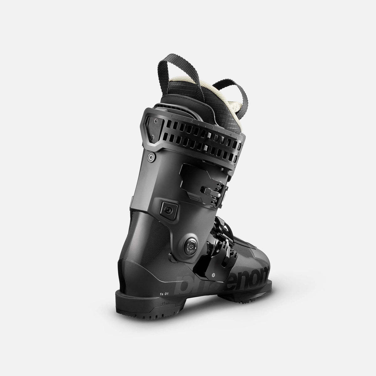 Dunkler Skischuh, seitliche Ansicht, auf weißem Hintergrund. Details umfassen Schnallen und Innenschuh.