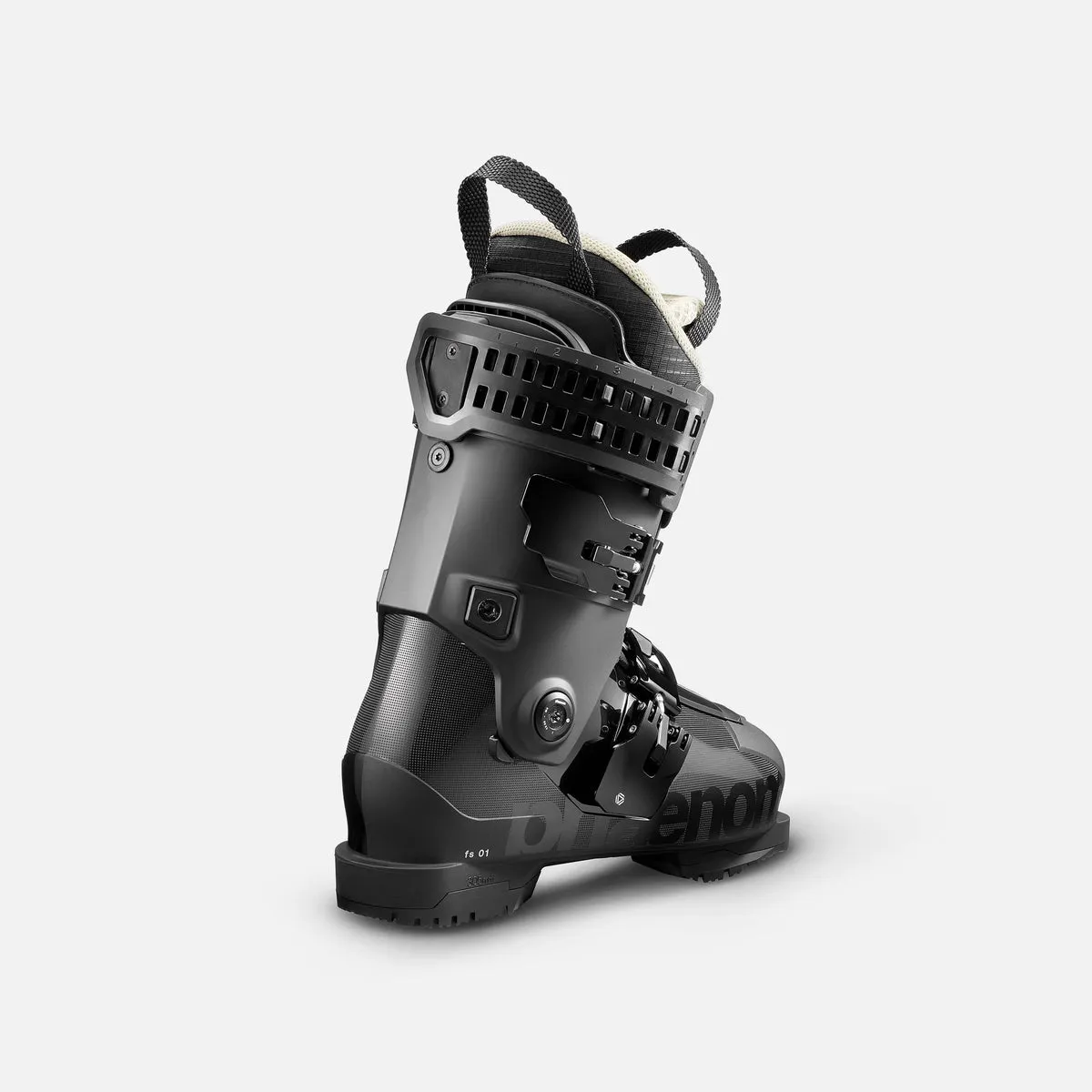 Chaussure de ski foncée, vue de côté, sur fond blanc. Les détails comprennent les boucles et le chausson.