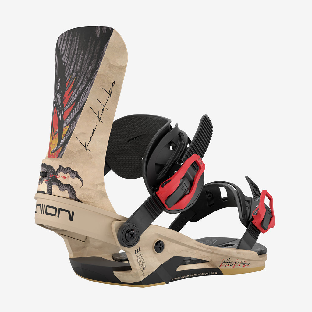 Union Fixation Atlas Pro Gros plan sur la fixation de snowboard Union Atlas Pro Kazu Kokubo avec une semelle beige, un talon noir et une sangle de cheville rouge.