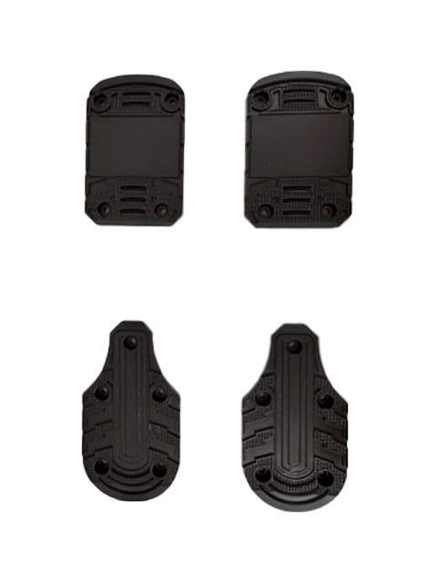 Quatre pièces noires, deux rectangulaires et deux avec des extrémités arrondies, toutes avec des trous de vis et de la texture.