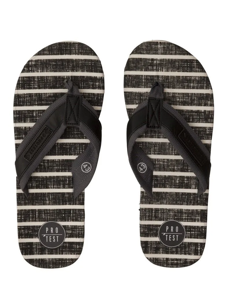 Zwei Protest Jaxson Flip Flops in Schwarz-Weiß gestreift, mit grauen Riemen und dem Protest-Logo.
