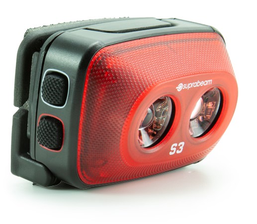 Suprabeam S3 Stirnlampe Nahaufnahme der Suprabeam S3 Stirnlampe. Das Gehäuse ist schwarz/rot, mit zwei LEDs und seitlichen Schaltern.
