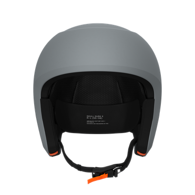 Grauer Skihelm von vorn, mit schwarzem Innenfutter, Ohrpolstern und Kinnriemen mit orangefarbener Schnalle.