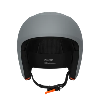 Casque de ski gris de face, avec doublure noire, coussinets d'oreille et jugulaire avec boucle orange.