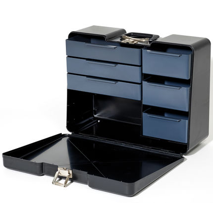 Geöffnete, abschliessbare Werkzeugbox ("Big Box") mit sechs Schubladen in Schwarz und Blau.