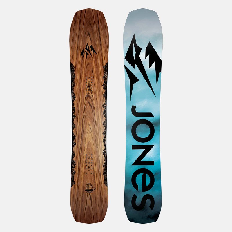 Zwei Jones Flagship Snowboards, eines mit Holzoptik, das andere mit blauem Farbverlauf.