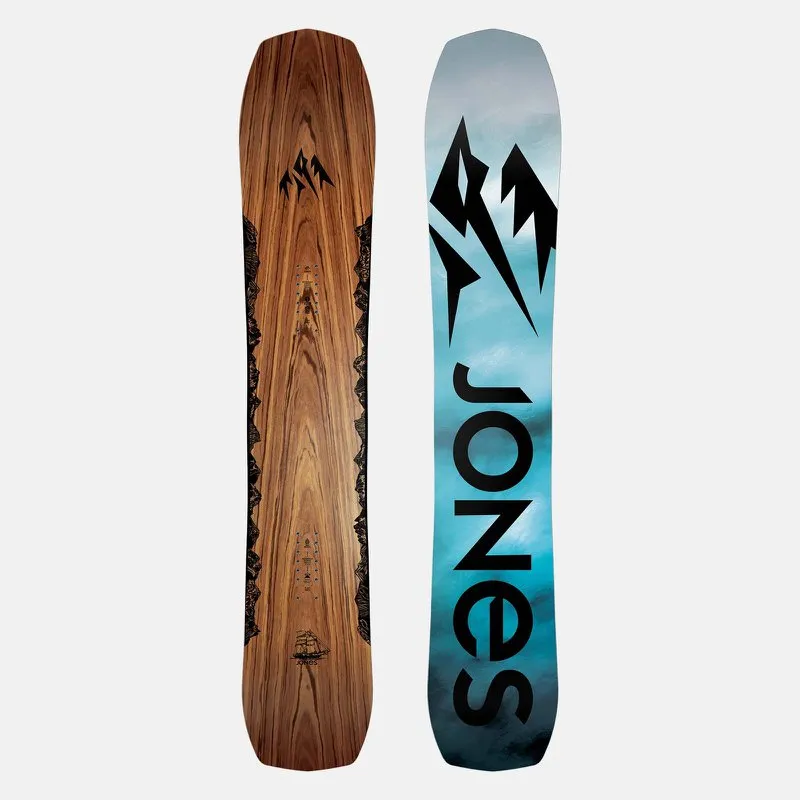 Zwei Jones Flagship Snowboards, eines mit Holzoptik, das andere mit blauem Farbverlauf.
