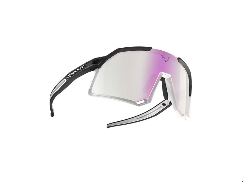 Lunettes de soleil noires et blanches Dynafit Trail Pro avec des verres miroirs, dégagés sur un fond blanc.