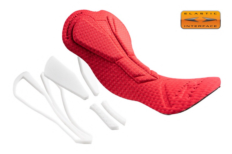 Gros plan sur la zone d'assise rembourrée rouge du Dynafit Ride Padded Under Short. Le rembourrage et les détails sont visibles.