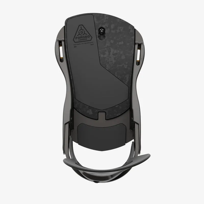 Schwarze Union Atlas PRO Snowboardbindung, Frontansicht. Forged Carbon Detail oben.