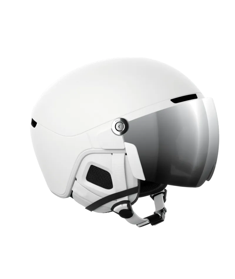 Casque de ski blanc avec visière argentée intégrée de POC, vue latérale. Jugulaire visible.