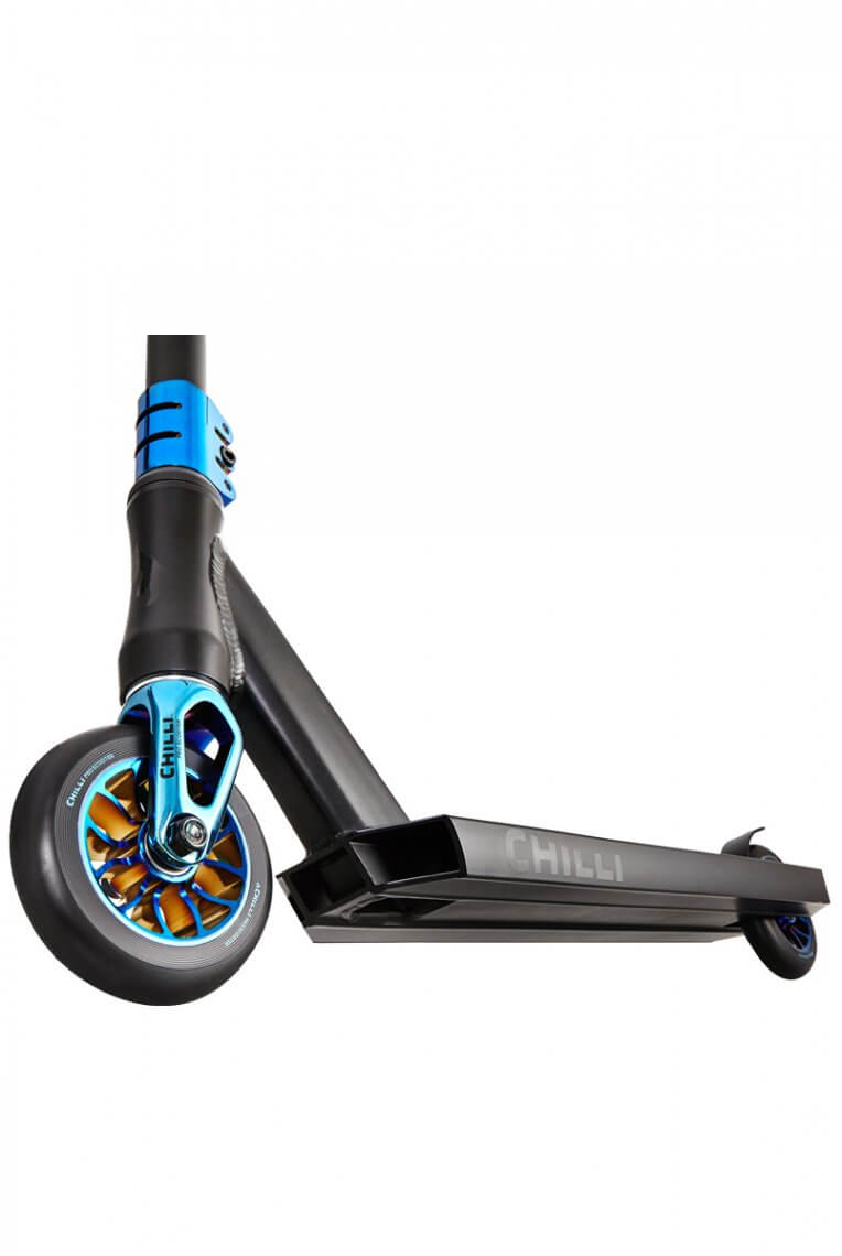 Schrägansicht des Chilli Pro Scooters Reaper Ocean: Schwarzes Deck und T-Bar, blaue Gabel und Akzente, goldene Speichen.