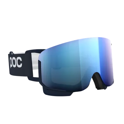 Un masque de ski bleu foncé avec des verres miroirs bleus, avec le logo POC blanc sur le côté du bandeau.