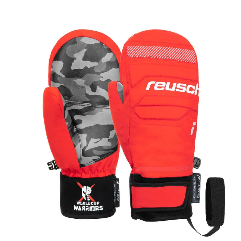 Guanti rossi Reusch Junior, uno con motivo mimetico, logo "Worldcup Warriors" sul polso.