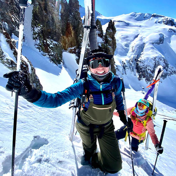 Skitourengehen im Schnee Zwei Personen beim Skitourengehen im Schnee, tragen Skier und Thundermint Elliptical Skibrillen.