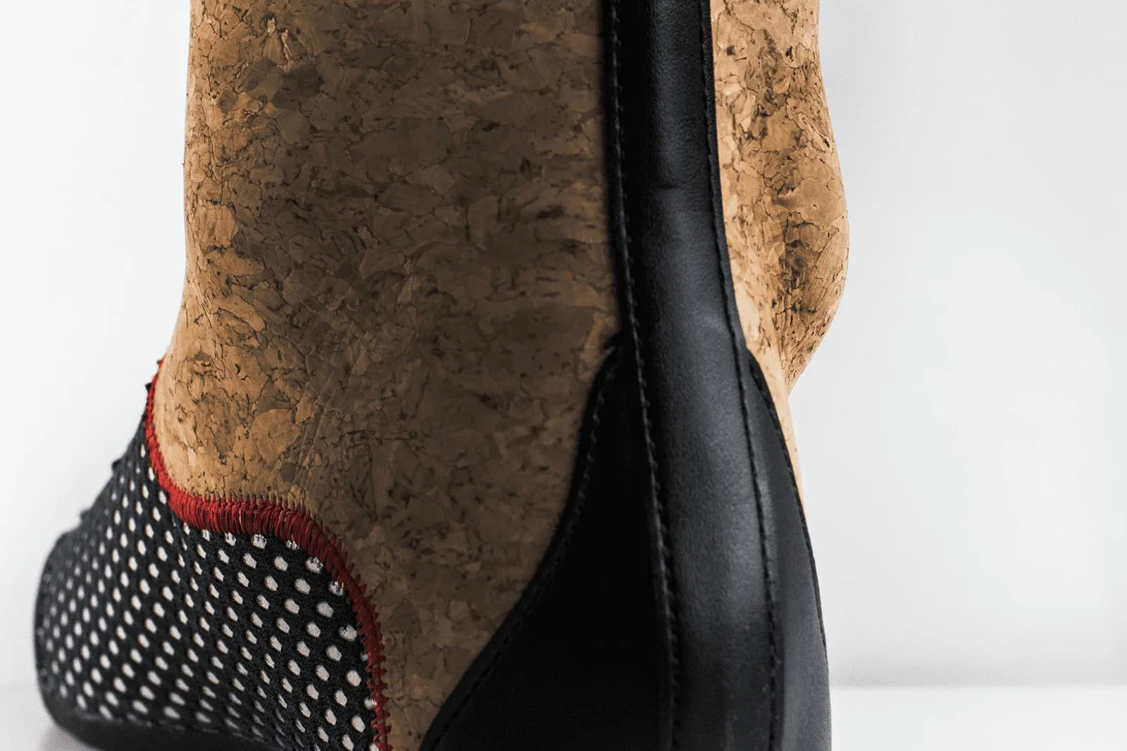 Close-up of the inner boot of the Speedmachine 130 Carbon ski boot, cork structure and mesh fabric.