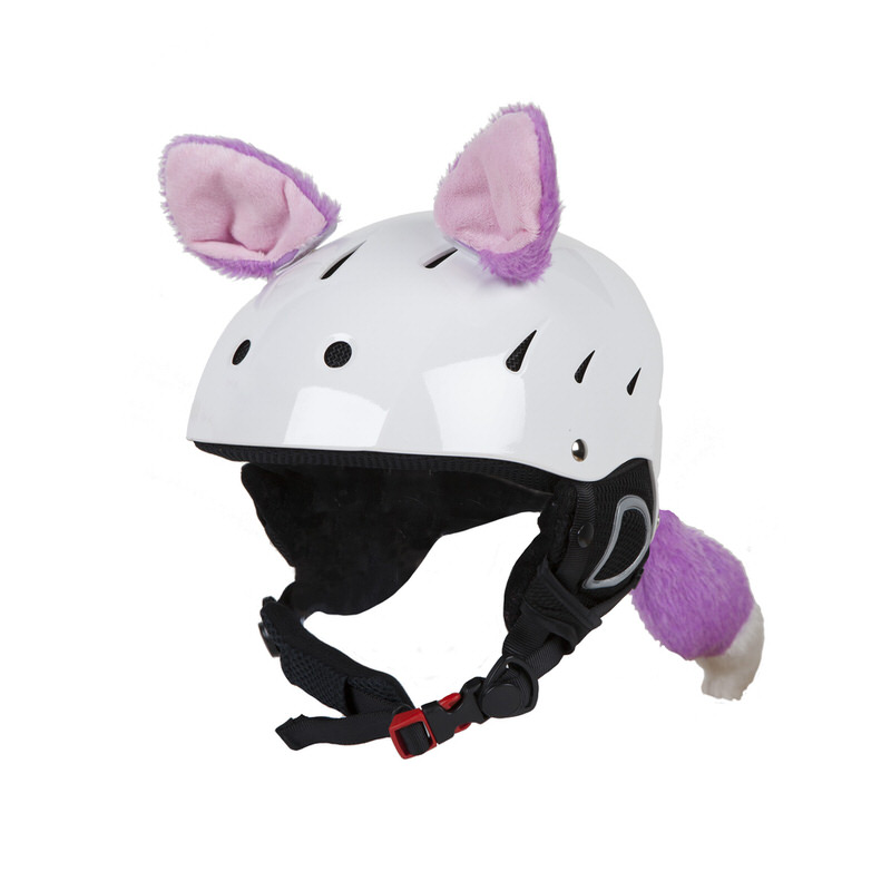 Weißer Skihelm mit montierten, lilafarbenen Pussycat-Ohren und Schweif.