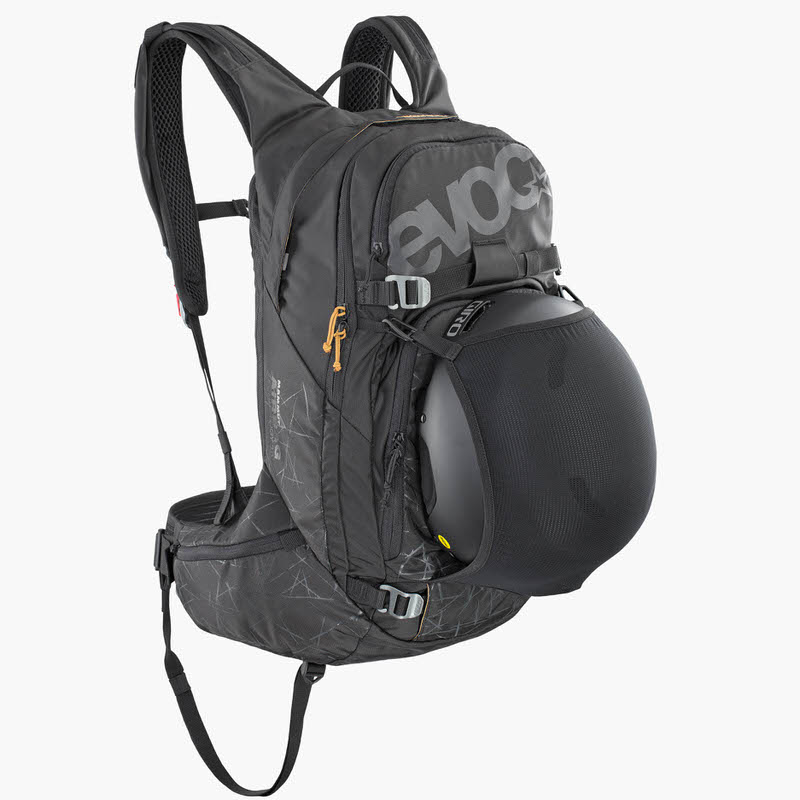 Schwarzer Evoc Line R.A.S. Protector 22L Rucksack mit Helmhalterung vor neutralem Hintergrund.