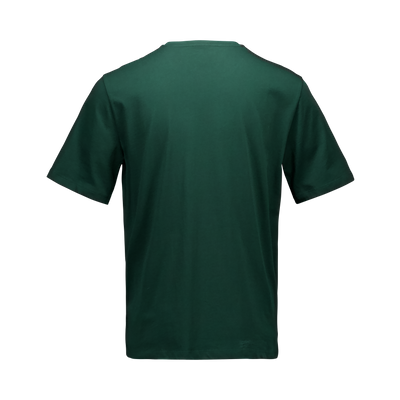 Rückansicht eines grünen, einfarbigen T-Shirts mit kurzen Ärmeln und geradem Saum, freigestellt auf weißem Hintergrund.