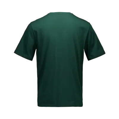 Rückansicht eines grünen, einfarbigen T-Shirts mit kurzen Ärmeln und geradem Saum, freigestellt auf weißem Hintergrund.