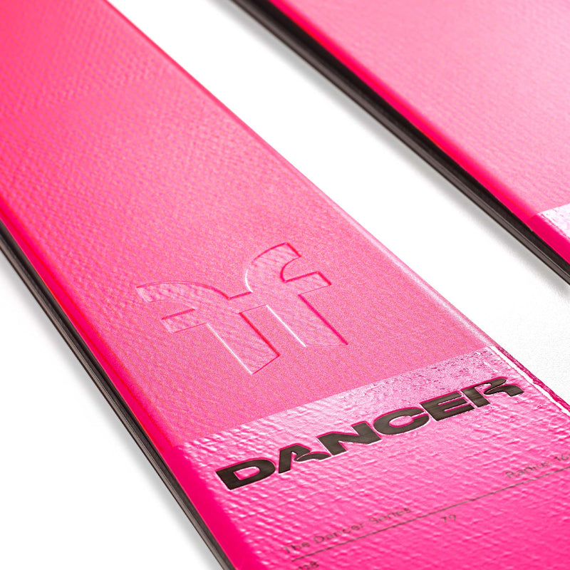 Detailaufnahme eines pinkfarbenen Skis mit dem Schriftzug "Dancer" und einem stilisierten "FF"-Logo.