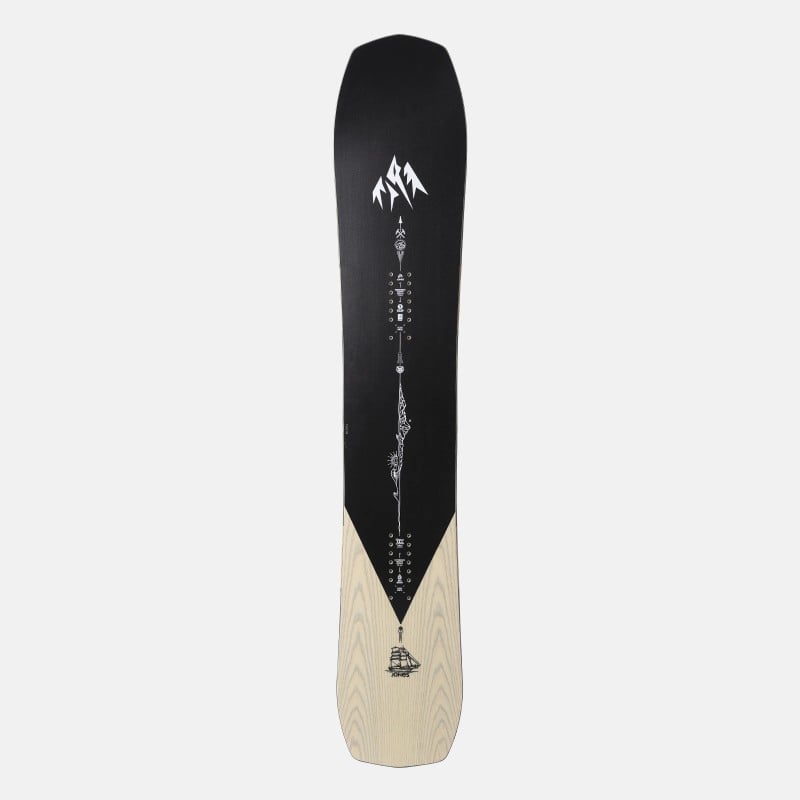 Jones Flagship Pro Snowboard Ein Jones Flagship Pro Snowboard mit schwarzem Top Sheet und einem Holzmuster am Ende.