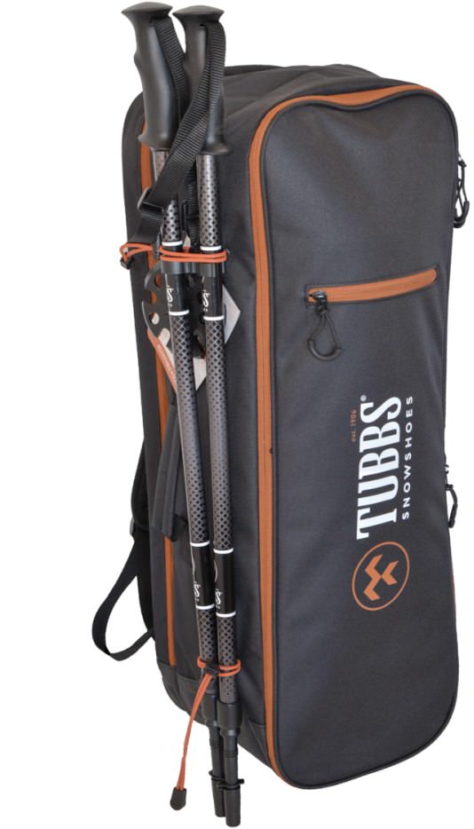 Sac à dos noir pour raquettes à neige de Tubbs, avec des accents bruns et des bâtons de trekking sur le côté.