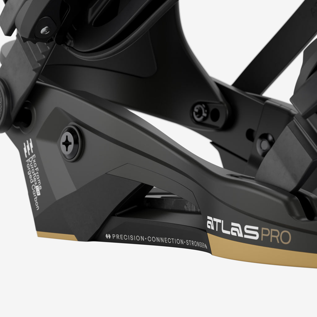 Détail de la fixation de snowboard noire Union Atlas Pro avec des éléments en carbone et un accent doré.