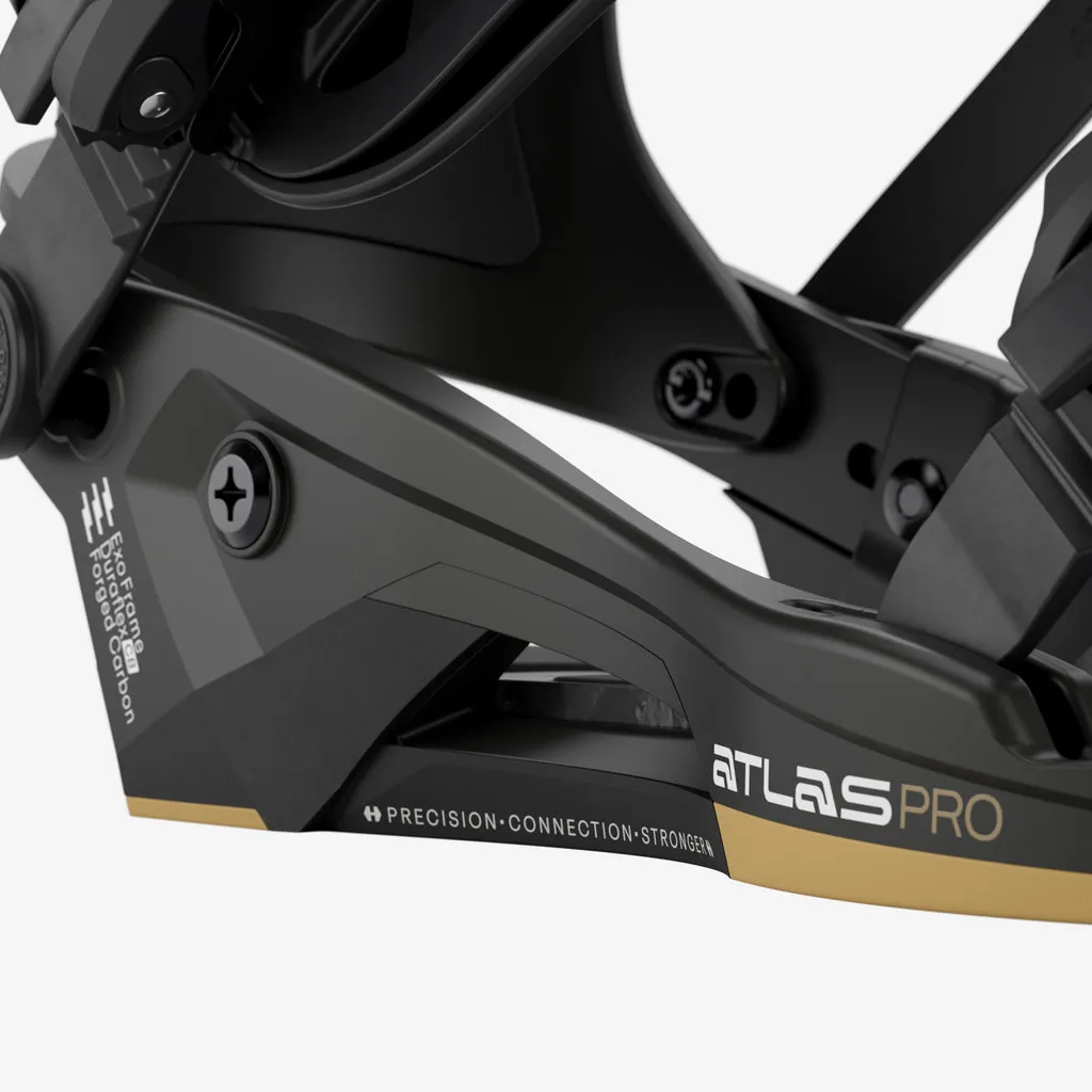 Detailaufnahme der schwarzen Union Atlas Pro Snowboard-Bindung mit Carbon-Elementen und goldfarbenem Akzent.