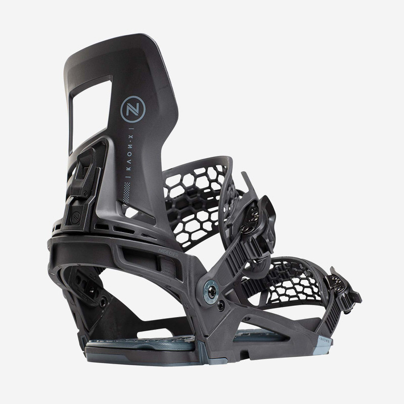 Detailaufnahme einer schwarzen Nidecker Kaon-X Snowboardbindung. Die asymmetrische Form und AuxTech-Straps sind erkennbar.