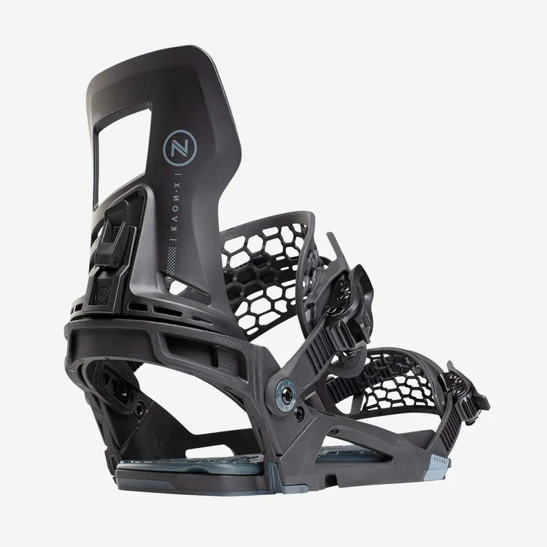 Detailaufnahme einer schwarzen Nidecker Kaon-X Snowboardbindung. Die asymmetrische Form und AuxTech-Straps sind erkennbar.