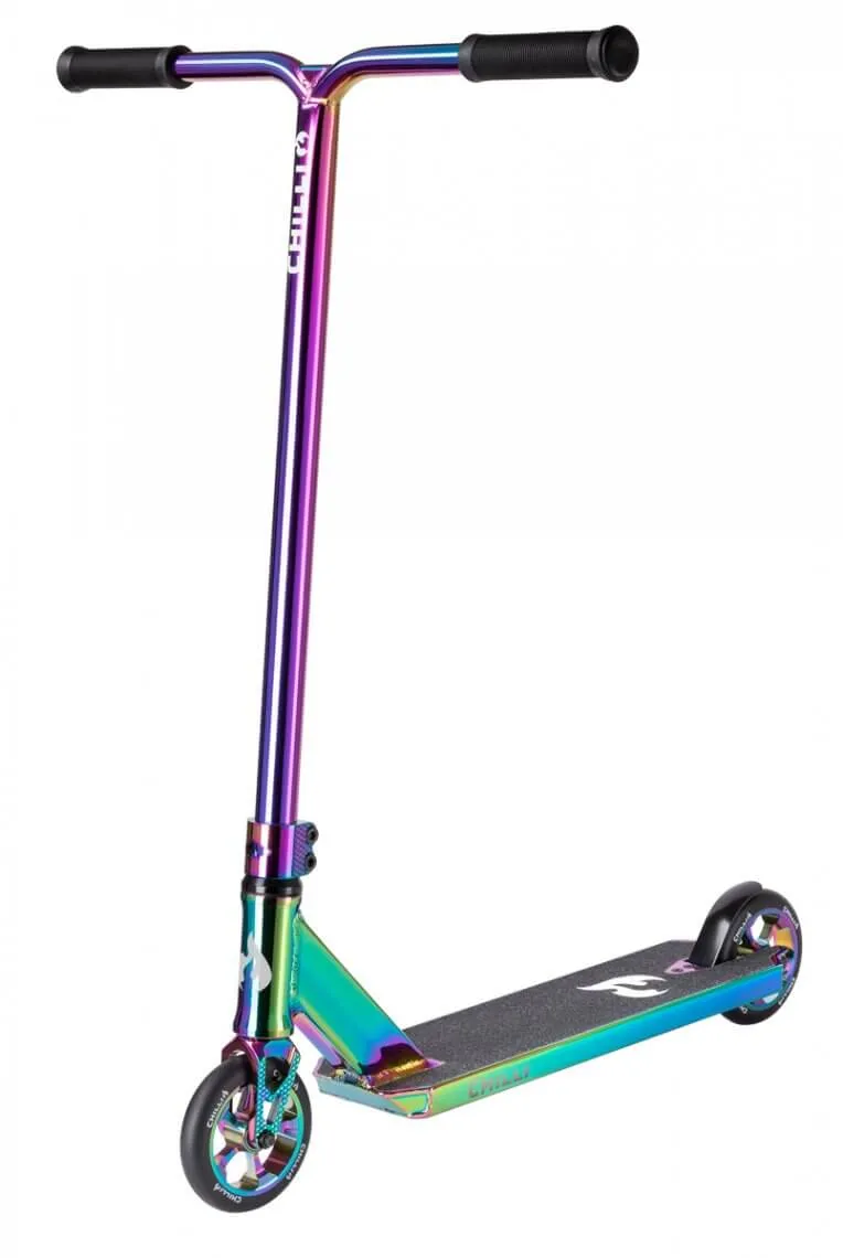 Chilli Pro Scooter Reaper Reloaded V2 di colore neochrome con maniglia e ruote nere su sfondo bianco.