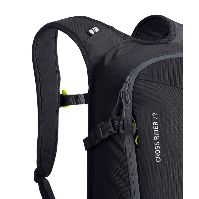 Detailansicht eines schwarzen Cross Rider 22 Rucksacks mit Schultergurt, Reißverschluss und "Cross Rider 22" Schriftzug.