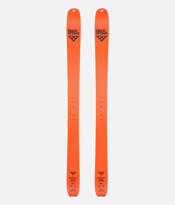 Skis de randonnée orange Deux skis de randonnée orange Black Crows Draco Freebird, orientés de haut en bas, sur un fond clair.