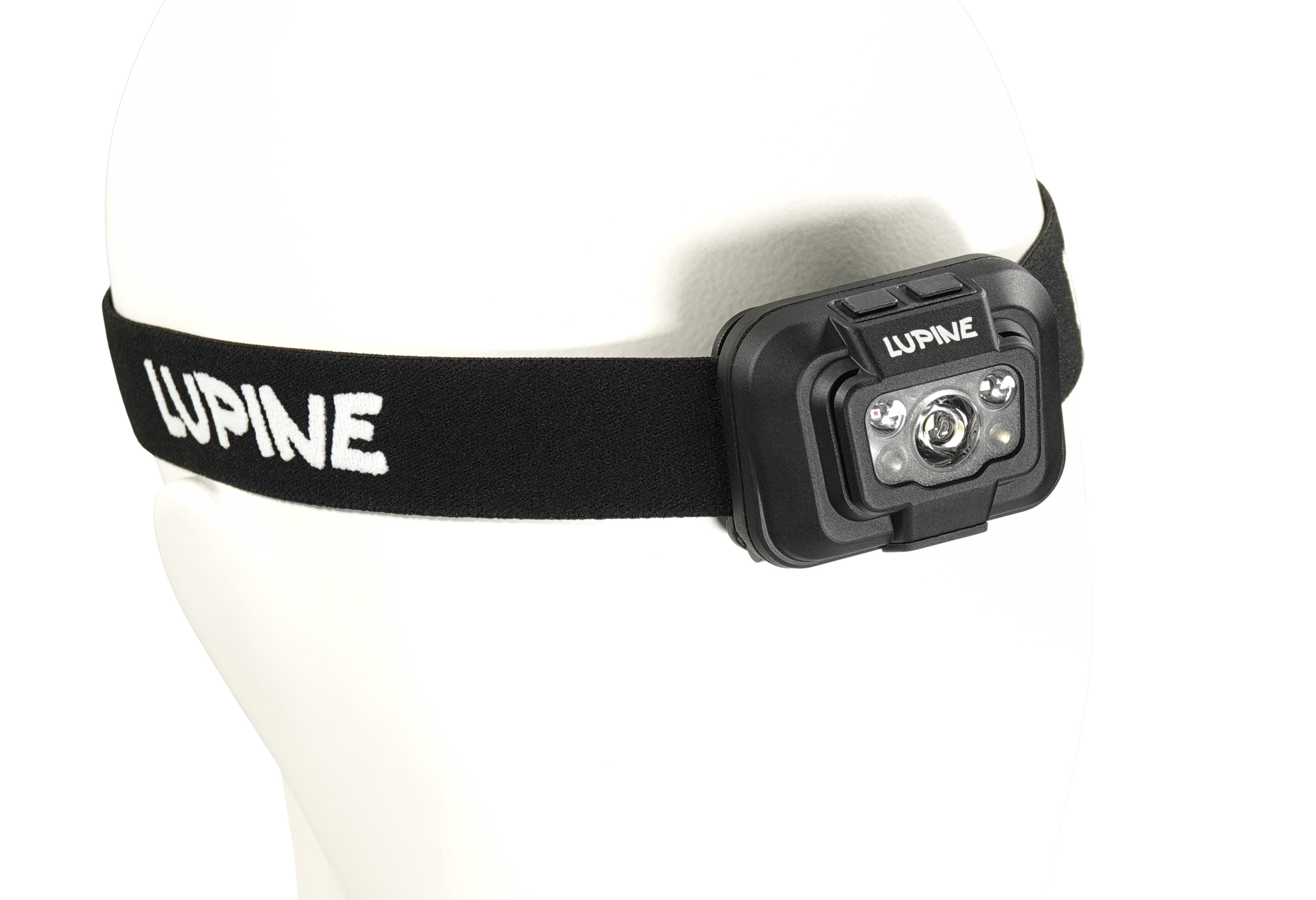 Nahaufnahme der Penta 4500k Stirnlampe auf einem weißen Kopf. Das schwarze Stirnband trägt den Schriftzug "Lupine".
