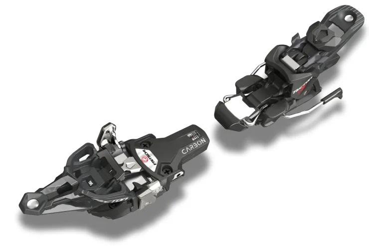 Schwarze Fritschi Tecton 13 Touren-Ski-Bindung mit grauen Akzenten, seitlich versetzt auf weißem Hintergrund.