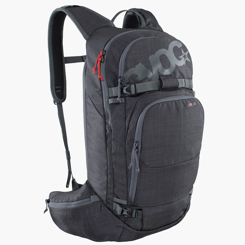 Zaino Evoc Line 20L grigio scuro con cinghie, fibbie, cerniere e dettagli rossi, vista laterale.