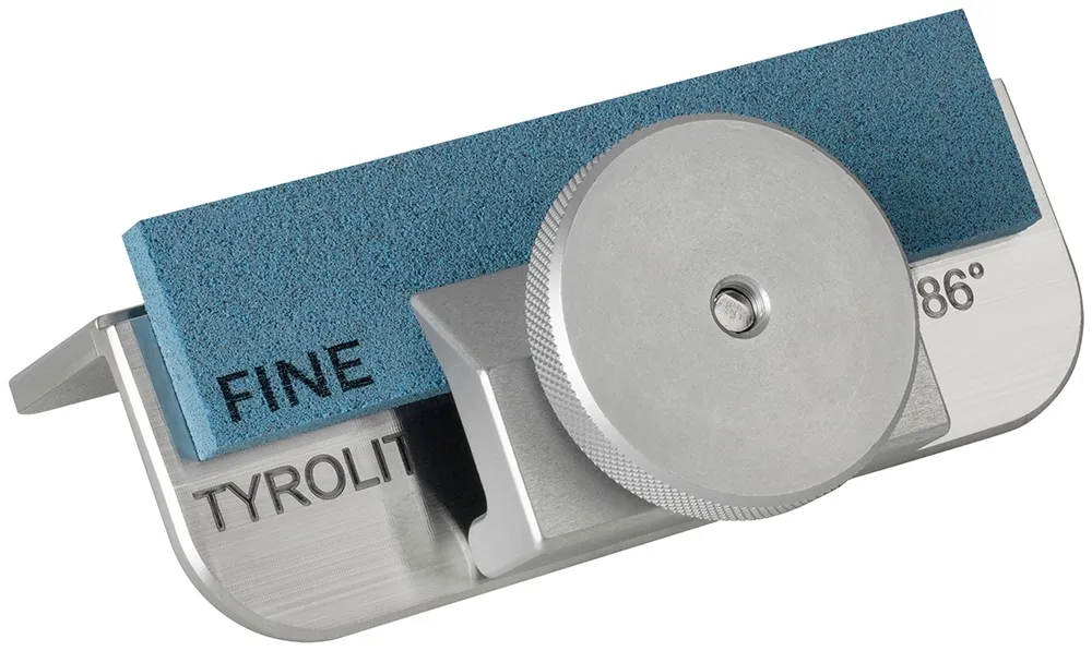 Primo piano di uno strumento per l'affilatura di utensili con un disco di affilatura fine di colore blu.