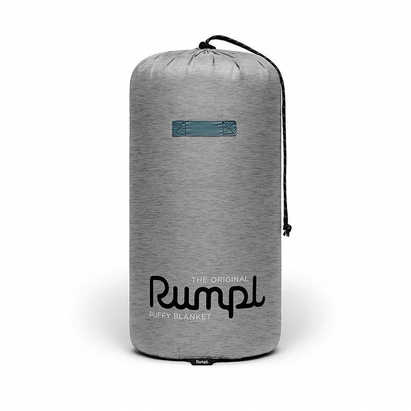 Grauer Packsack für Rumpl Original Puffy Blanket, mit Logo und Kordelzug.